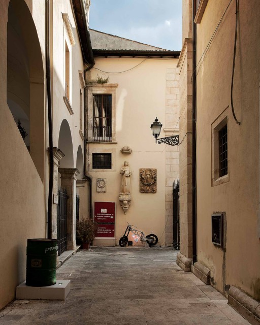 Atrio del pallazo de la SS. Annunziata, con la estatua de Ovidio (1474), Sulmona (Italia), 2015