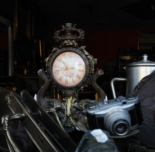 Tienda de antigüedades en la Piata Ovidiu, Constanza (Rumanía), 2011