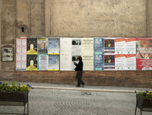 Carteles de la exposición en una calle de Spoleto
