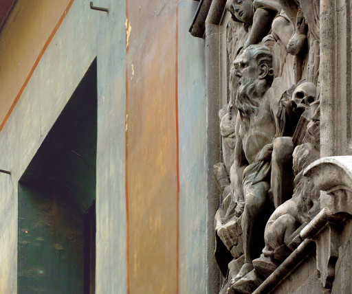 Portada del Colegio del Arte Mayor de la Seda. Valencia