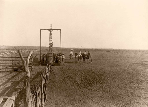 ANNA M. CHRISTIAN, 1915. Cortijo de D. Eduardo Miura. Construcción de un recinto donde se encierra a un toro y permanece una semana sin comida. Después se pone a prueba su bravura. Andalucía: Sevilla