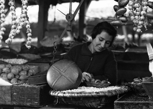 RUTH MATILDA ANDERSON, 8/XII/1925. [por la tarde, nubes claras]. Mercado. Balanza, mostrando el fondo de una olla. Galicia: La Coruña