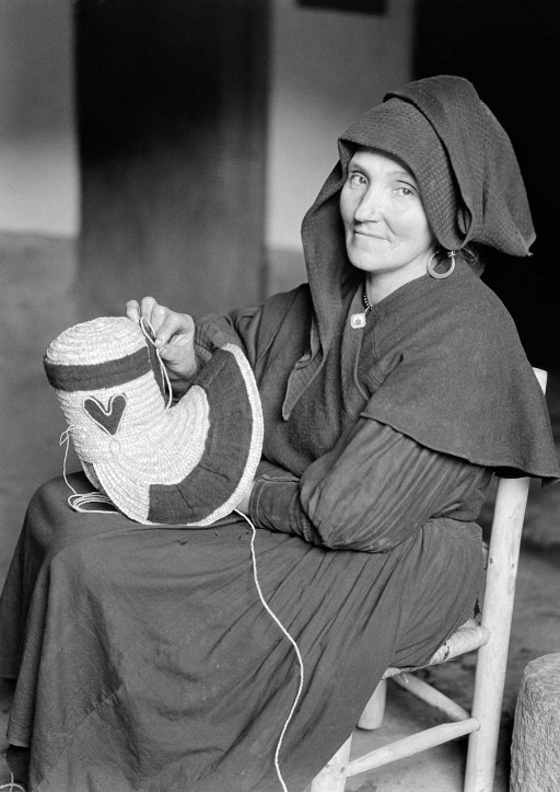 RUTH MATILDA ANDERSON, 1928. Adornando un sombrero con cuerda de paja y franela negra. Extremadura: Montehermoso - Cáceres