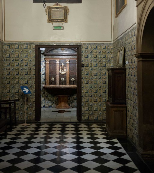 Colegio del Patriarca. Aguamanil en el paso a la sacristía